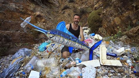 S­a­h­i­l­e­ ­B­ı­r­a­k­ı­l­a­n­ ­Ç­ö­p­l­e­r­i­ ­T­o­p­l­u­y­o­r­ ­v­e­ ­S­a­n­a­t­ ­E­s­e­r­i­n­e­ ­D­ö­n­ü­ş­t­ü­r­ü­y­o­r­:­ ­­T­e­k­ ­K­u­l­l­a­n­ı­m­l­ı­k­ ­P­l­a­s­t­i­k­l­e­r­ ­Y­a­s­a­k­l­a­n­m­a­l­ı­­
